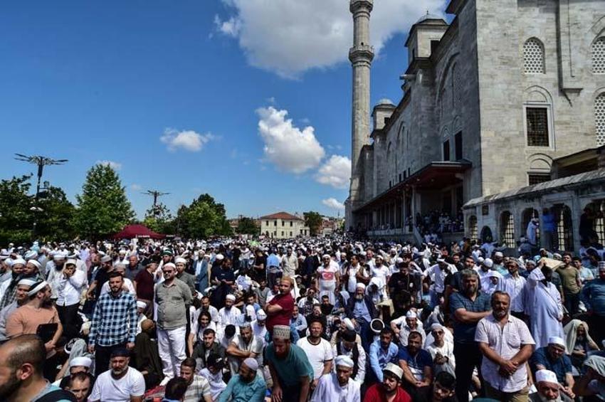 Mahmut Ustaosmanoğlu'nun cenazesi: Fatih Camii'ndeki yoğunluk havadan görüntülendi