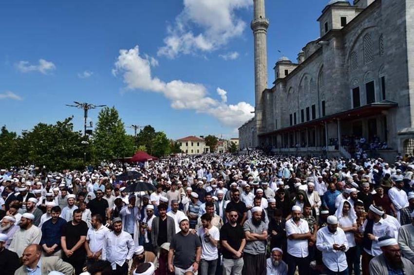 Mahmut Ustaosmanoğlu'nun cenazesi: Fatih Camii'ndeki yoğunluk havadan görüntülendi
