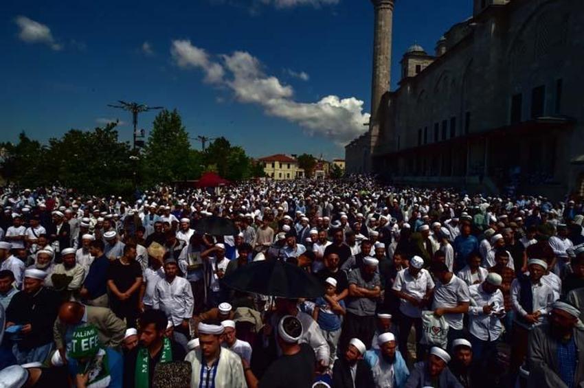 Mahmut Ustaosmanoğlu'nun cenazesi: Fatih Camii'ndeki yoğunluk havadan görüntülendi