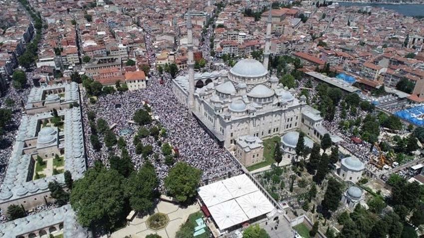 Mahmut Ustaosmanoğlu'nun cenazesi: Fatih Camii'ndeki yoğunluk havadan görüntülendi
