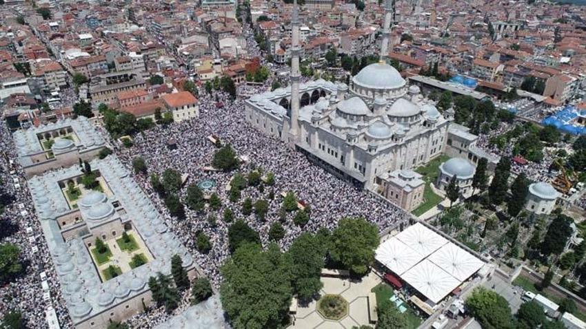 Mahmut Ustaosmanoğlu'nun cenazesi: Fatih Camii'ndeki yoğunluk havadan görüntülendi