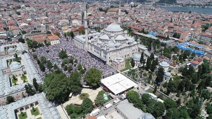 Mahmut Ustaosmanoğlu'nun cenazesi: Fatih Camii'ndeki yoğunluk havadan görüntülendi