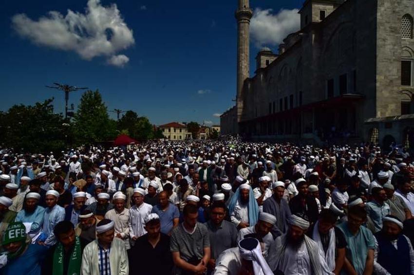Mahmut Ustaosmanoğlu'nun cenazesi: Fatih Camii'ndeki yoğunluk havadan görüntülendi