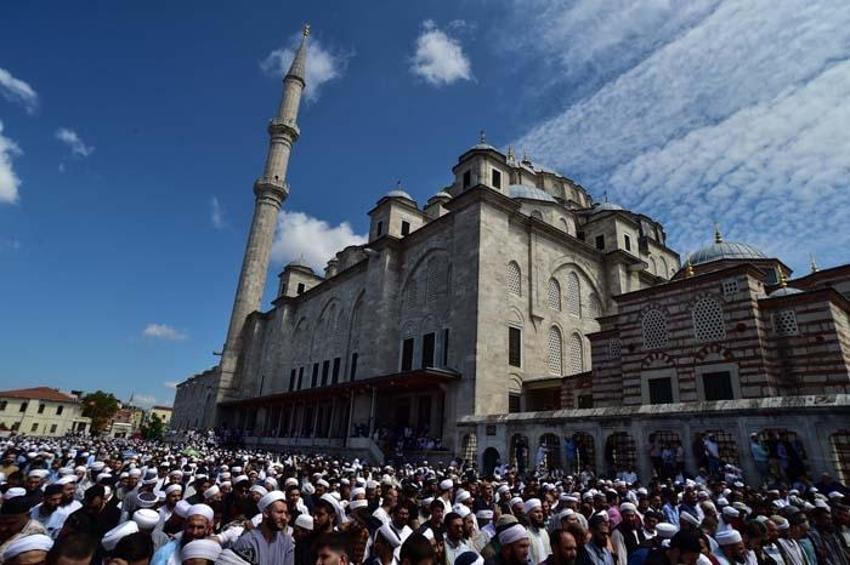 Mahmut Ustaosmanoğlu'nun cenazesi: Fatih Camii'ndeki yoğunluk havadan görüntülendi