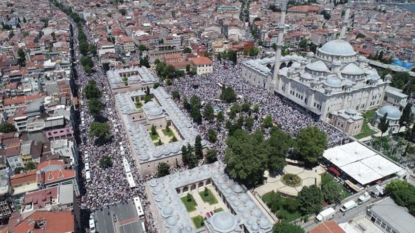 Mahmut Ustaosmanoğlu'nun cenazesi: Fatih Camii'ndeki yoğunluk havadan görüntülendi