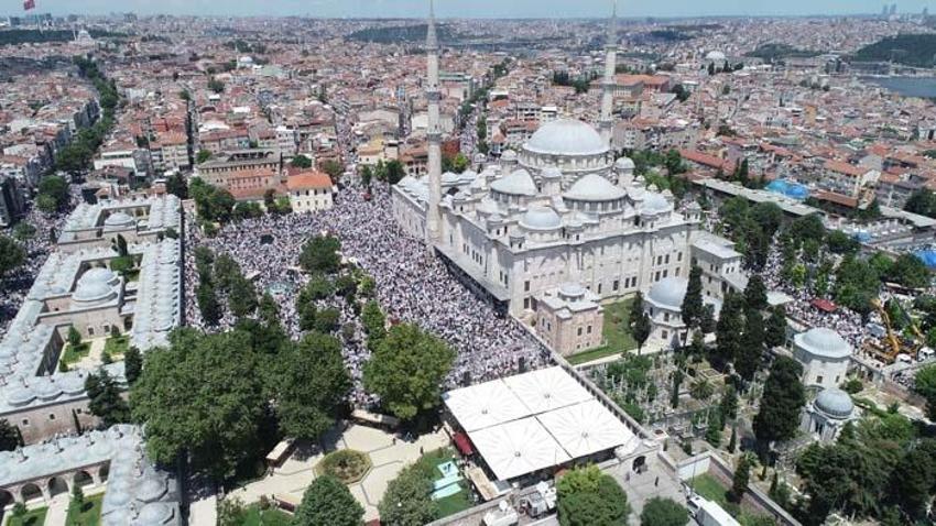 Mahmut Ustaosmanoğlu'nun cenazesi: Fatih Camii'ndeki yoğunluk havadan görüntülendi
