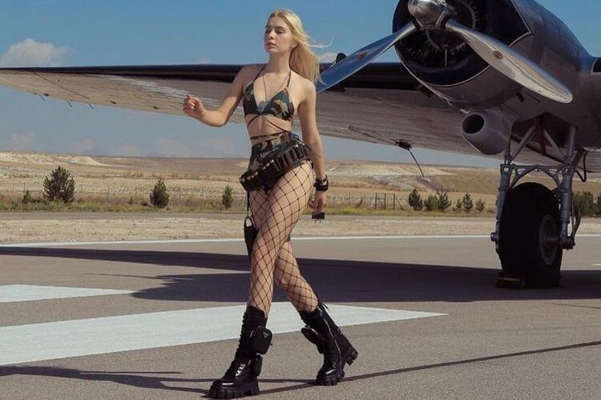 Aleyna Tilki bikinili pozuyla ortalığı yıktı! Sütyensiz fotoğrafından sonra...