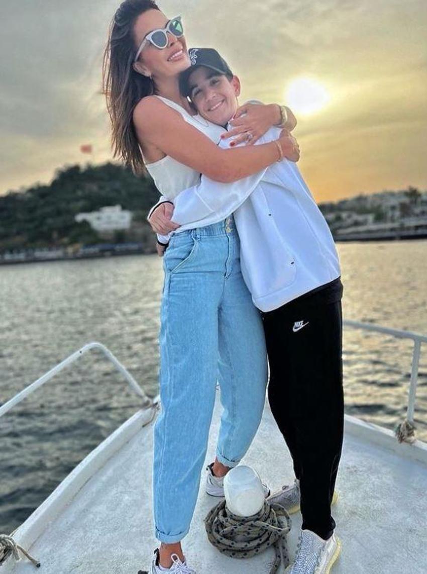 Özlem Yıldız fit vücuduyla tüm bakışları üzerinde topladı! Genç mankenlere taş çıkardı