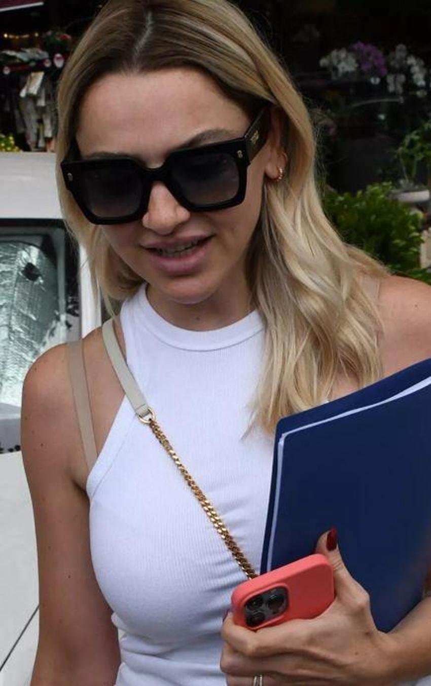 Makyajsız Hadise! 2 saat bekledikten sonra çıktı, yüzüğü dikkatlerden kaçmadı