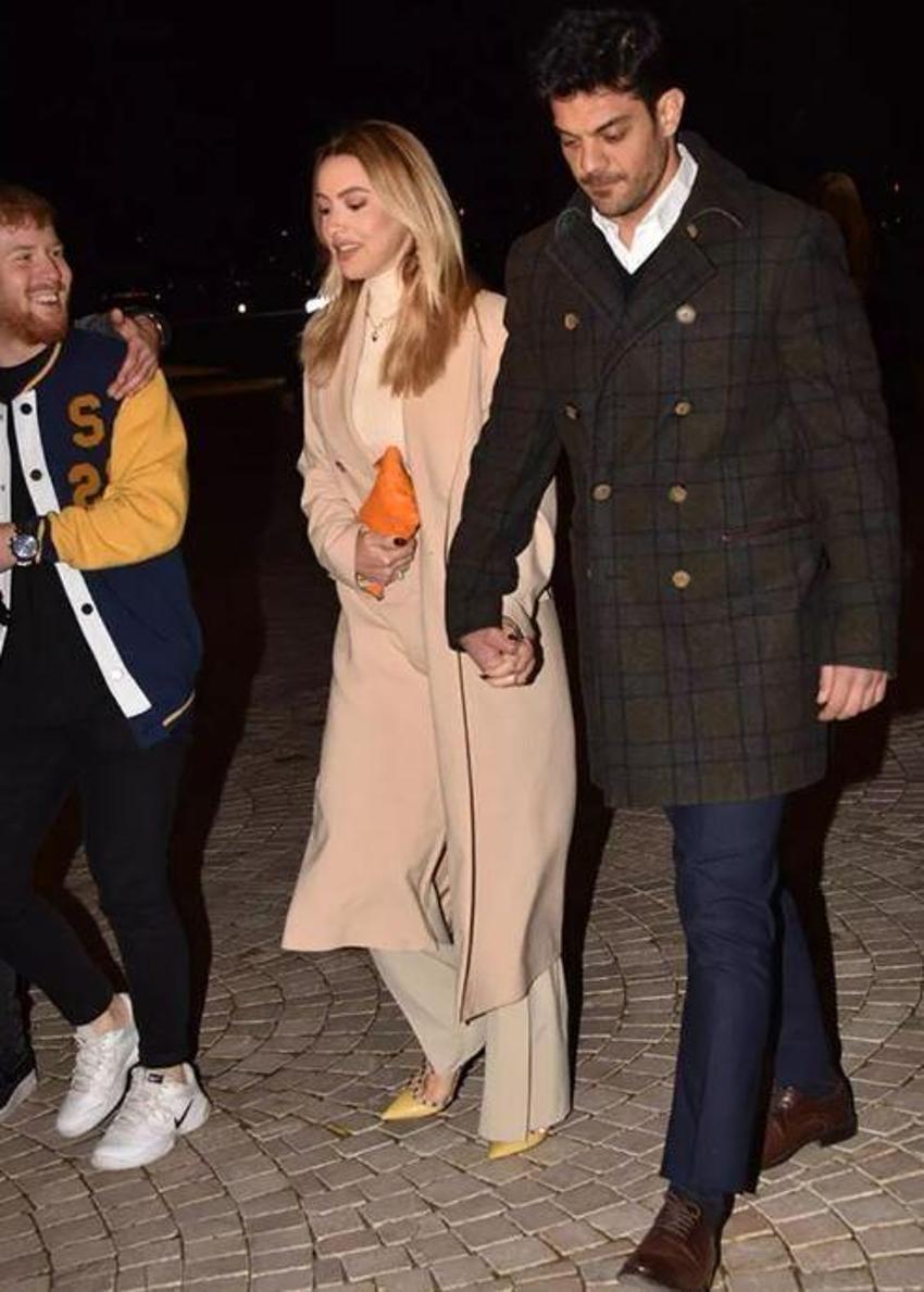 Makyajsız Hadise! 2 saat bekledikten sonra çıktı, yüzüğü dikkatlerden kaçmadı