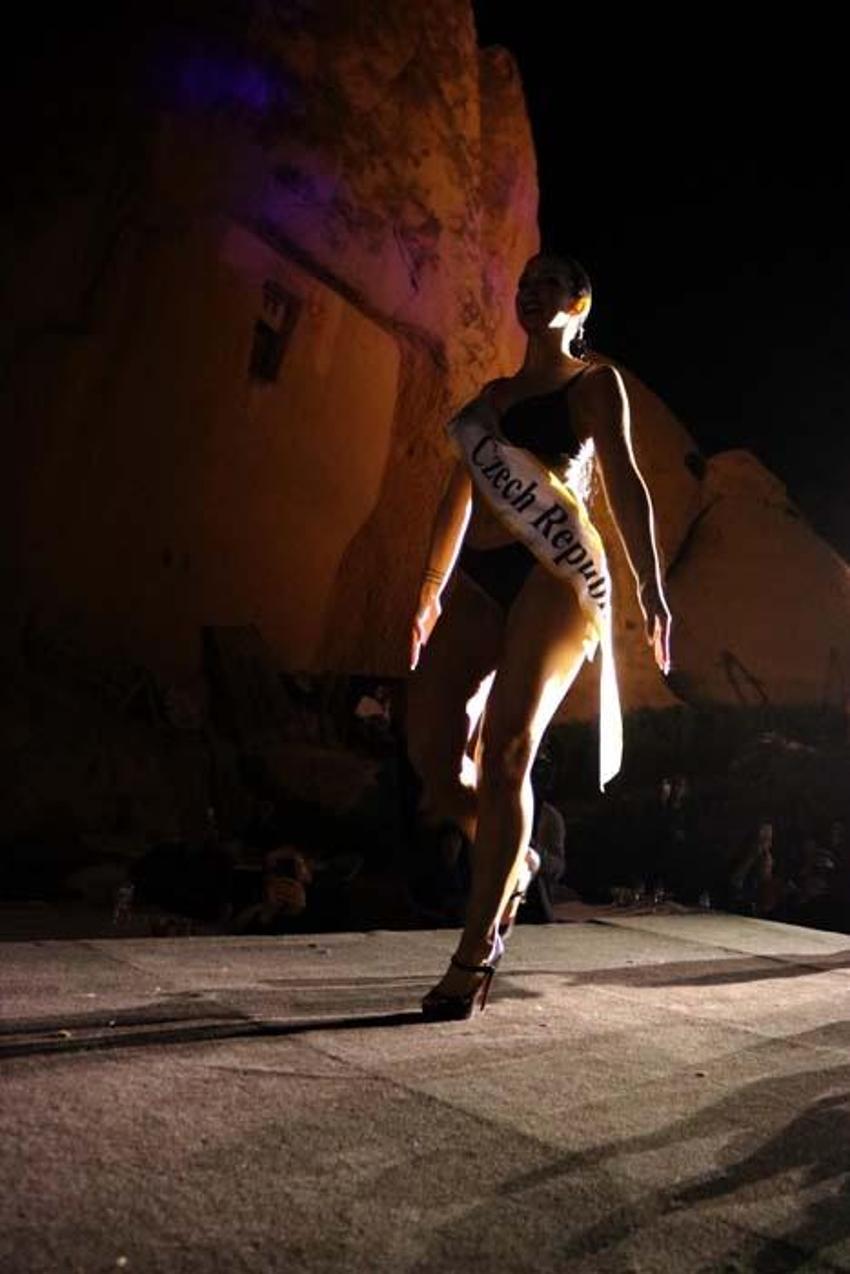 Kapadokya'da güzellik yarışmasının birincisi Kanadalı model oldu