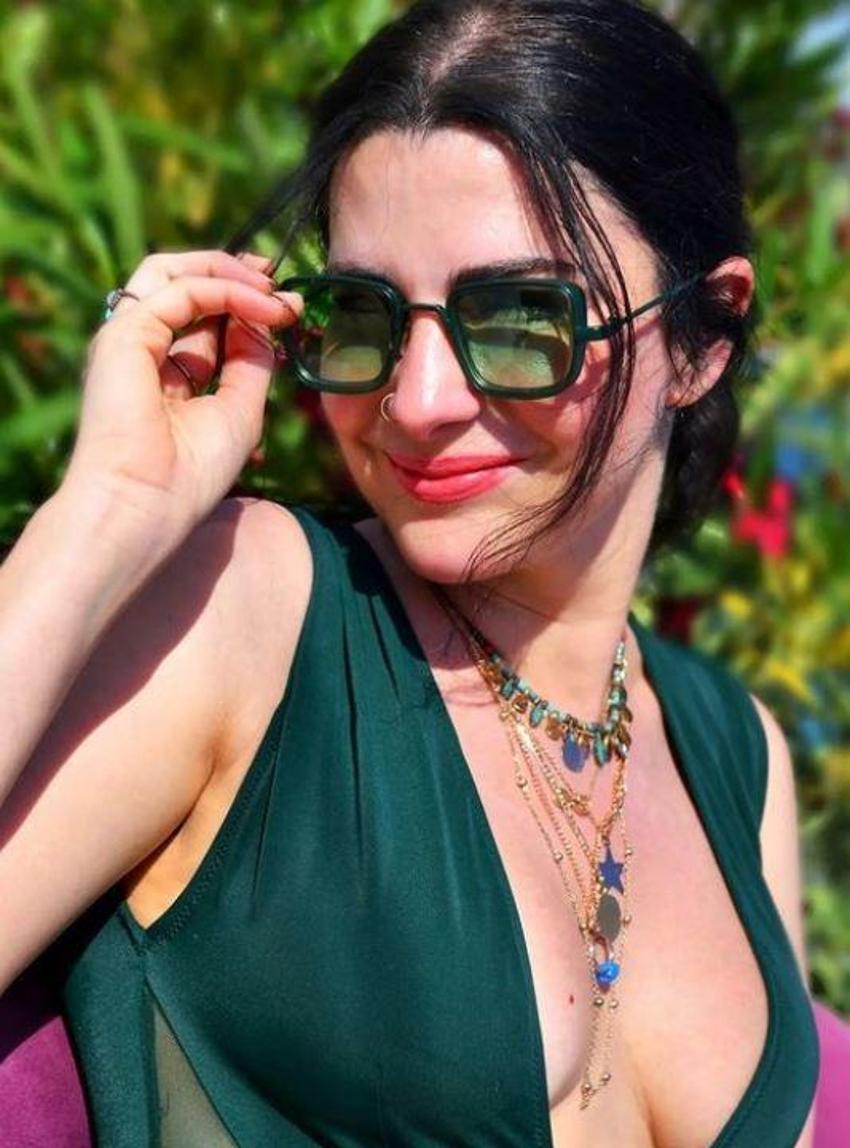 Poyraz Karayel'in Songül Umman'ı Ece Özdikici, bikinili paylaşımı silinince sert çıktı! 'Aramızdaki hangi sapık...'