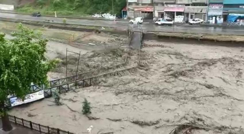İnebolu'da çay taştı, köprüler çöktü; 'Üst katlara çıkın' uyarısı yapıldı