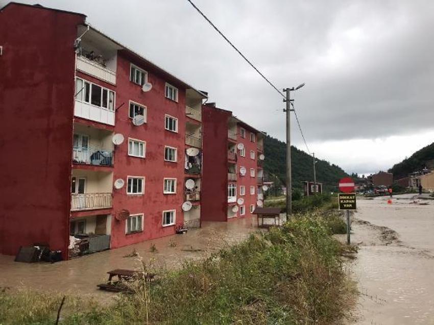 İnebolu'da çay taştı, köprüler çöktü; 'Üst katlara çıkın' uyarısı yapıldı