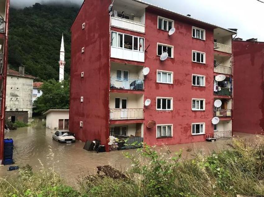 İnebolu'da çay taştı, köprüler çöktü; 'Üst katlara çıkın' uyarısı yapıldı