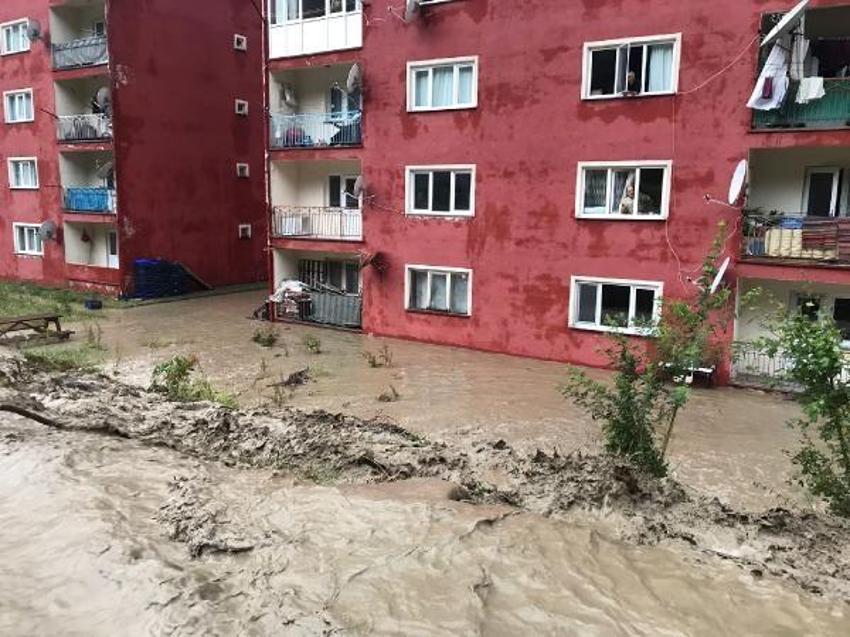 İnebolu'da çay taştı, köprüler çöktü; 'Üst katlara çıkın' uyarısı yapıldı
