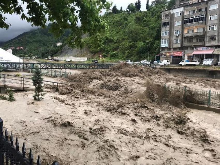 İnebolu'da çay taştı, köprüler çöktü; 'Üst katlara çıkın' uyarısı yapıldı