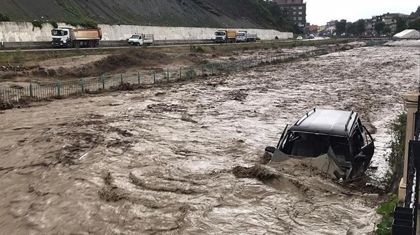İnebolu'da çay taştı, köprüler çöktü; 'Üst katlara çıkın' uyarısı yapıldı
