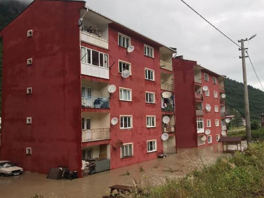İnebolu'da çay taştı, köprüler çöktü; 'Üst katlara çıkın' uyarısı yapıldı