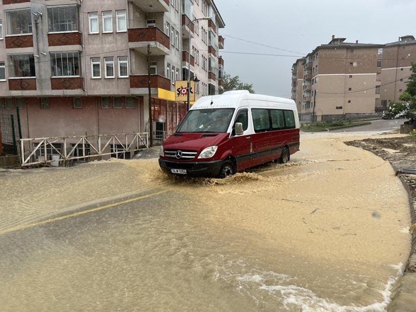Meteoroloji'den son dakika kırmızı kodlu uyarı! 'Aşırı yağış, kuvvetli sağanak ve sel açıklaması art arda geldi, tüm birimler teyakkuza geçti...  