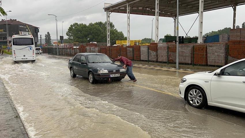 Meteoroloji'den son dakika kırmızı kodlu uyarı! 'Aşırı yağış, kuvvetli sağanak ve sel açıklaması art arda geldi, tüm birimler teyakkuza geçti...  