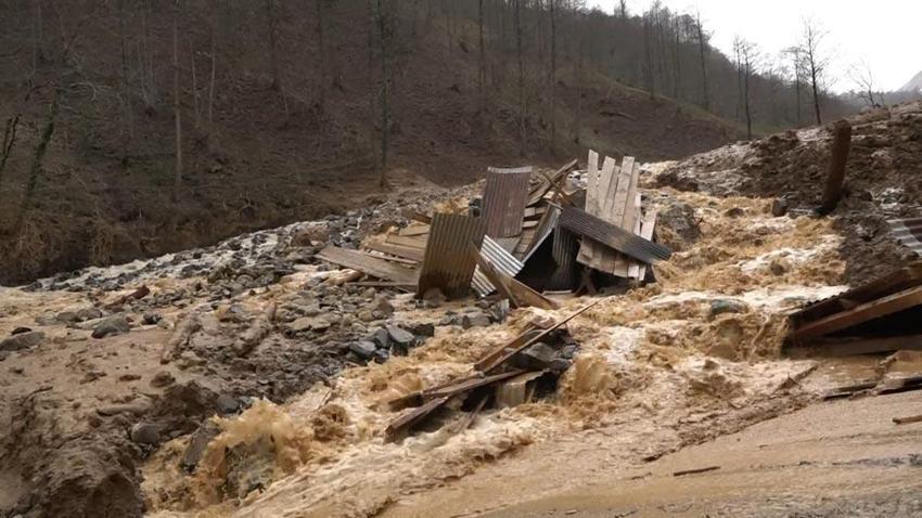 Meteoroloji'den son dakika kırmızı kodlu uyarı! 'Aşırı yağış, kuvvetli sağanak ve sel açıklaması art arda geldi, tüm birimler teyakkuza geçti...  