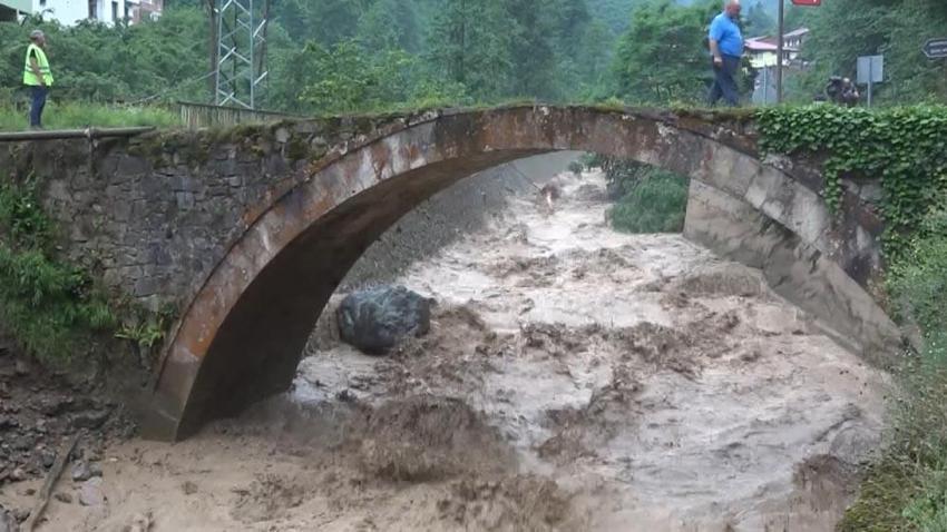 Meteoroloji'den son dakika kırmızı kodlu uyarı! 'Aşırı yağış, kuvvetli sağanak ve sel açıklaması art arda geldi, tüm birimler teyakkuza geçti...  