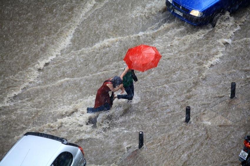 Meteoroloji'den son dakika kırmızı kodlu uyarı! 'Aşırı yağış, kuvvetli sağanak ve sel açıklaması art arda geldi, tüm birimler teyakkuza geçti...  
