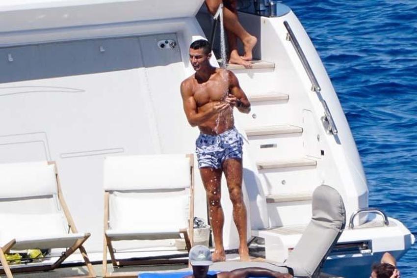 Cristiano Ronaldo ve Georgina Rodriguez tatilde! Fiziğiyle dikkat çekti...