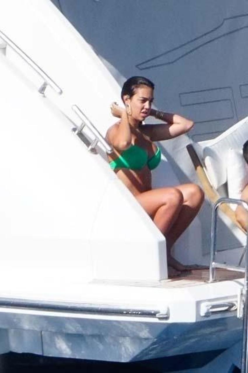 Cristiano Ronaldo ve Georgina Rodriguez tatilde! Fiziğiyle dikkat çekti...