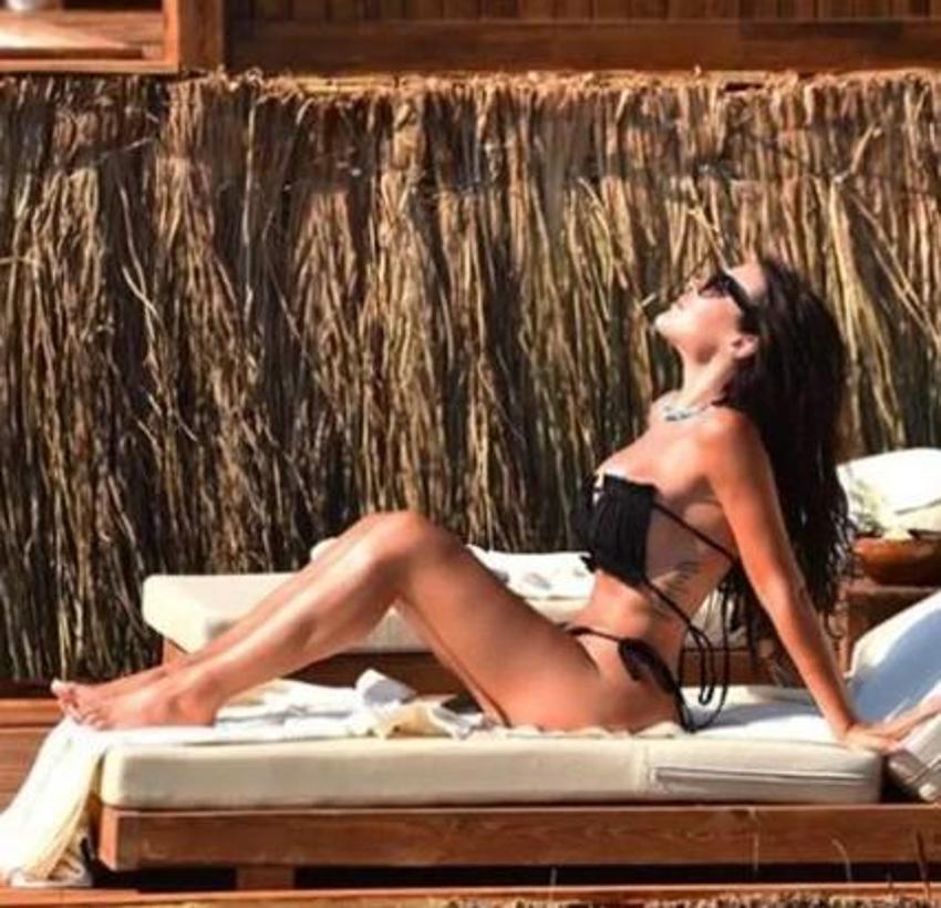 Selin Ciğerci bikinisinin iplerini çözüp güneşlendi! Simge Sağın yorum yaptı...