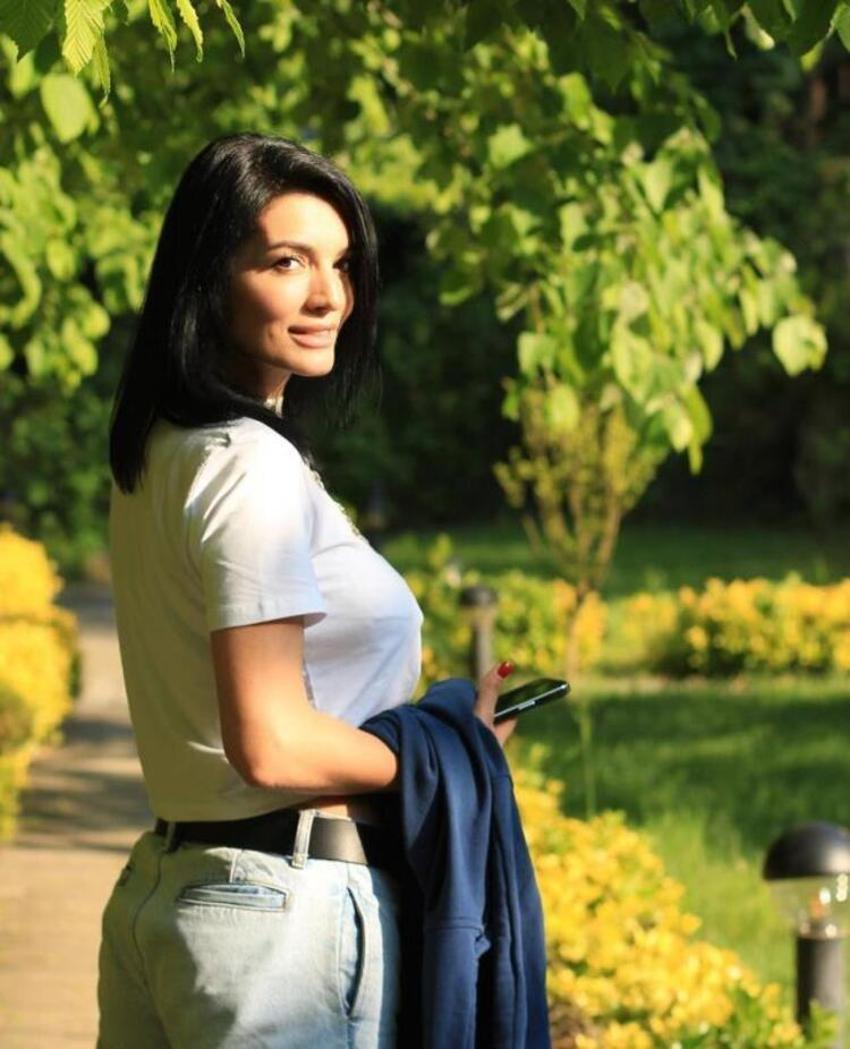 Aleyna Tilki’nin annesi Havva Öztel mini şortu ile sosyal medyayı salladı!