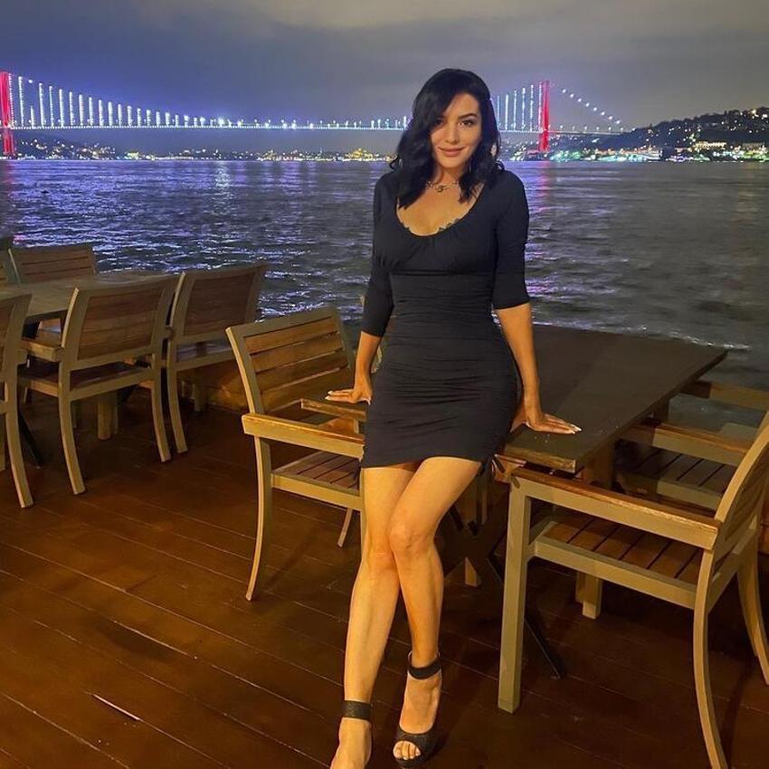 Aleyna Tilki’nin annesi Havva Öztel mini şortu ile sosyal medyayı salladı!