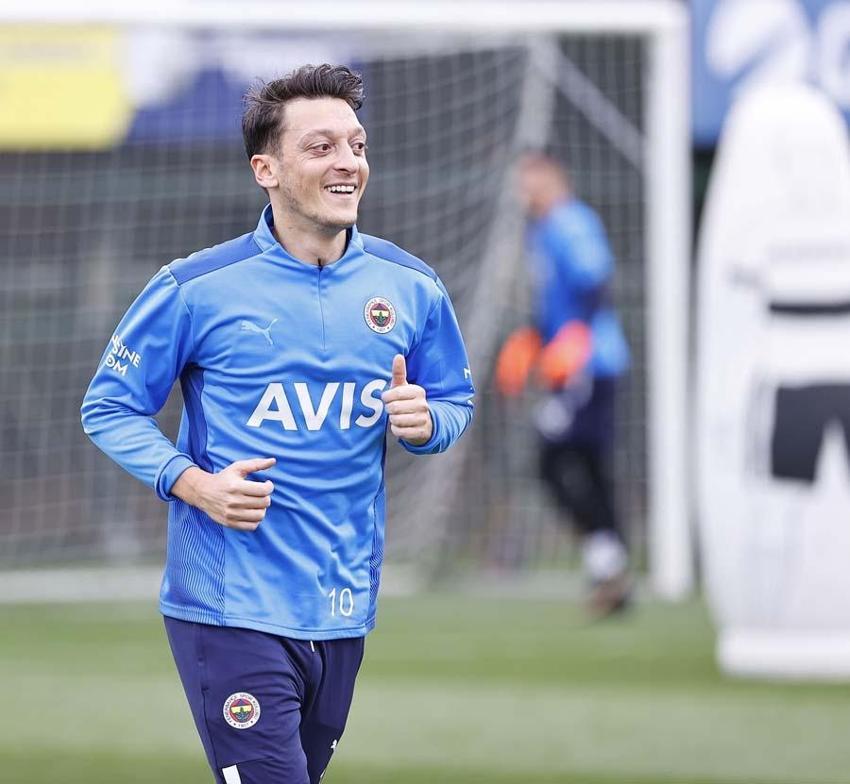 Fenerbahçe'de Ali Koç ile Mesut Özil görüştü! İkinci şans için gitti alınan karar takımda şok etkisi yarattı..