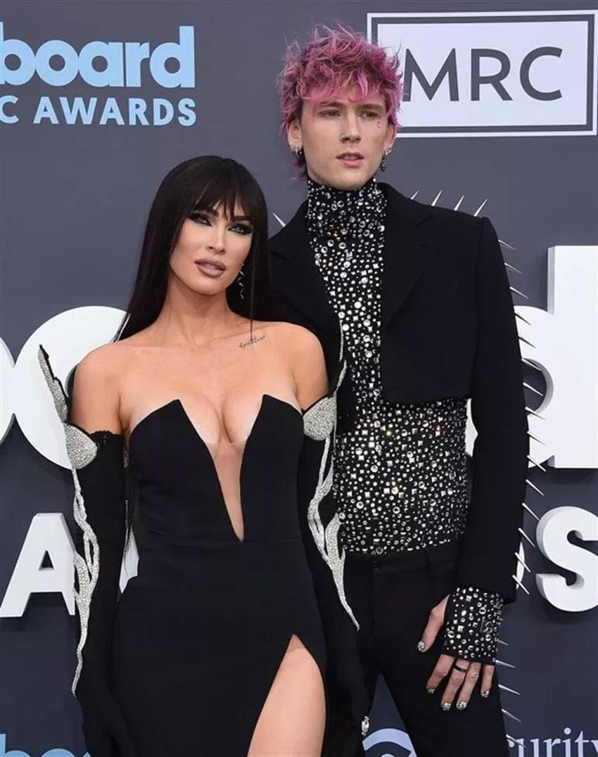 Megan Fox -Machine Gun Kelly aşkı doludizgin sürerken şoke eden görüntüler ortaya çıktı! Kafasında kadeh kırdı