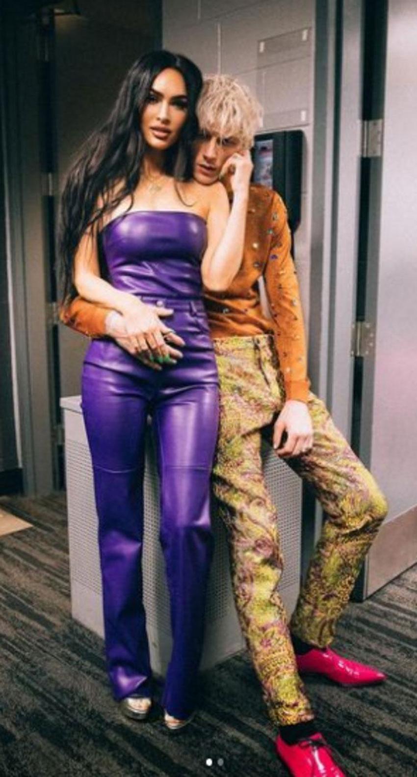 Megan Fox -Machine Gun Kelly aşkı doludizgin sürerken şoke eden görüntüler ortaya çıktı! Kafasında kadeh kırdı
