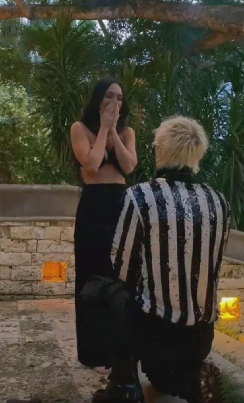 Megan Fox -Machine Gun Kelly aşkı doludizgin sürerken şoke eden görüntüler ortaya çıktı! Kafasında kadeh kırdı