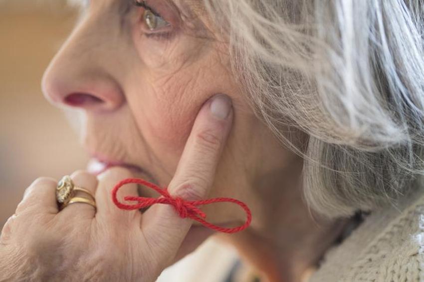 Demans ve Alzheimer ile ilgili korkutan açıklama! Tamamen değişiyor: Araba kullananlar, gülenler, küfür edenler, cömert insanlar...  