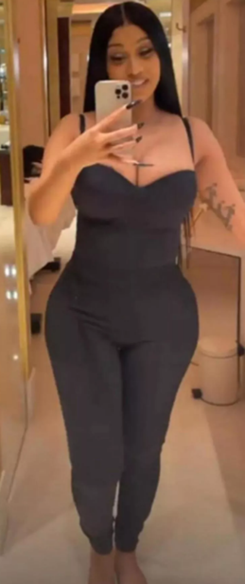Cardi B'nin son pozları sosyal medyayı sallıyor! Hem filtreli hem filtresiz...