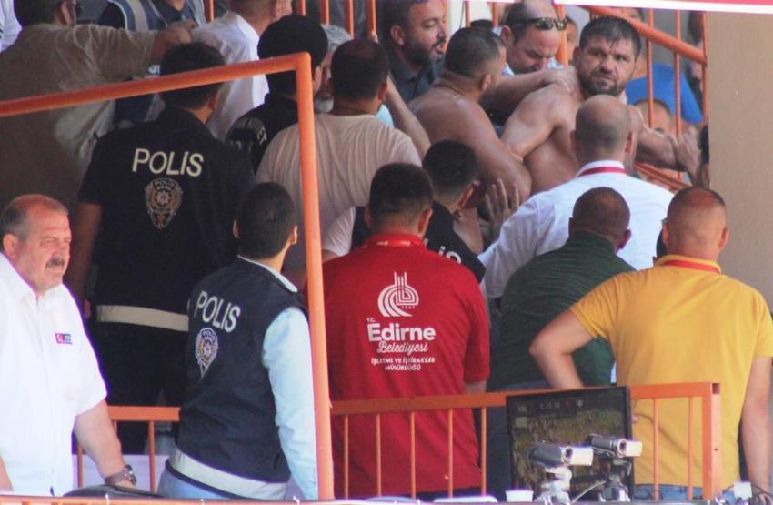 Kırkpınar'da ortalık karıştı! Şaban Yılmaz kırmızı elenince olay çıktı, Ali Gürbüz yıkıldı! Polisler müdahale etti, İsmail Balaban...