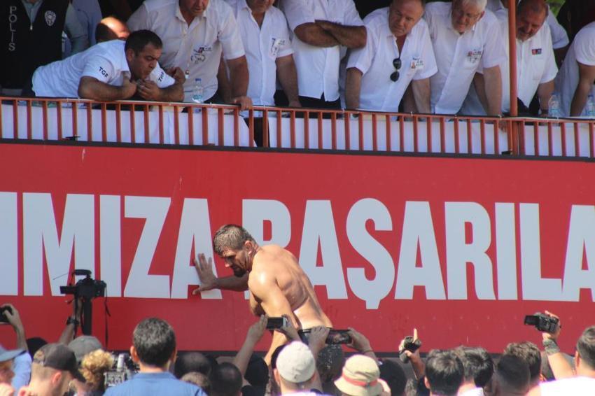 Kırkpınar'da ortalık karıştı! Şaban Yılmaz kırmızı elenince olay çıktı, Ali Gürbüz yıkıldı! Polisler müdahale etti, İsmail Balaban...