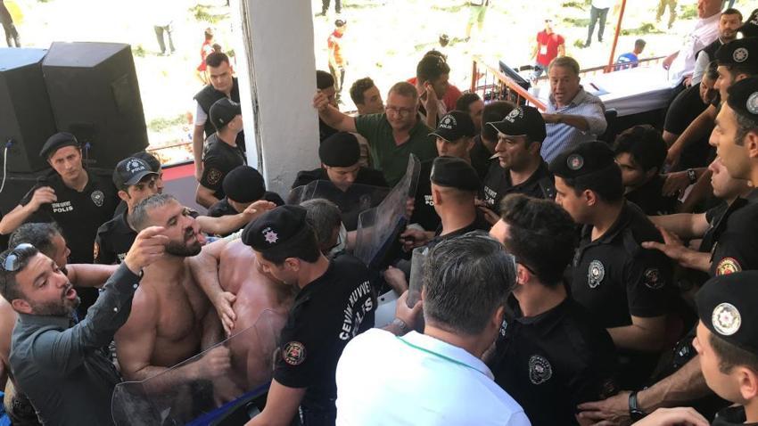 Kırkpınar'da ortalık karıştı! Şaban Yılmaz kırmızı elenince olay çıktı, Ali Gürbüz yıkıldı! Polisler müdahale etti, İsmail Balaban...