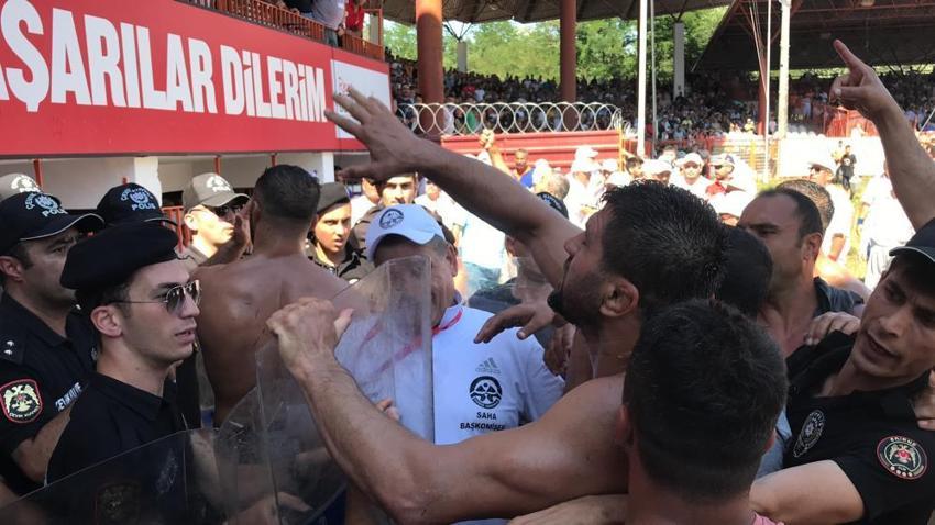 Kırkpınar'da ortalık karıştı! Şaban Yılmaz kırmızı elenince olay çıktı, Ali Gürbüz yıkıldı! Polisler müdahale etti, İsmail Balaban...