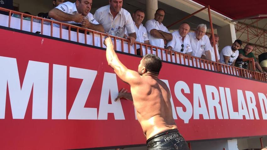 Kırkpınar'da ortalık karıştı! Şaban Yılmaz kırmızı elenince olay çıktı, Ali Gürbüz yıkıldı! Polisler müdahale etti, İsmail Balaban...