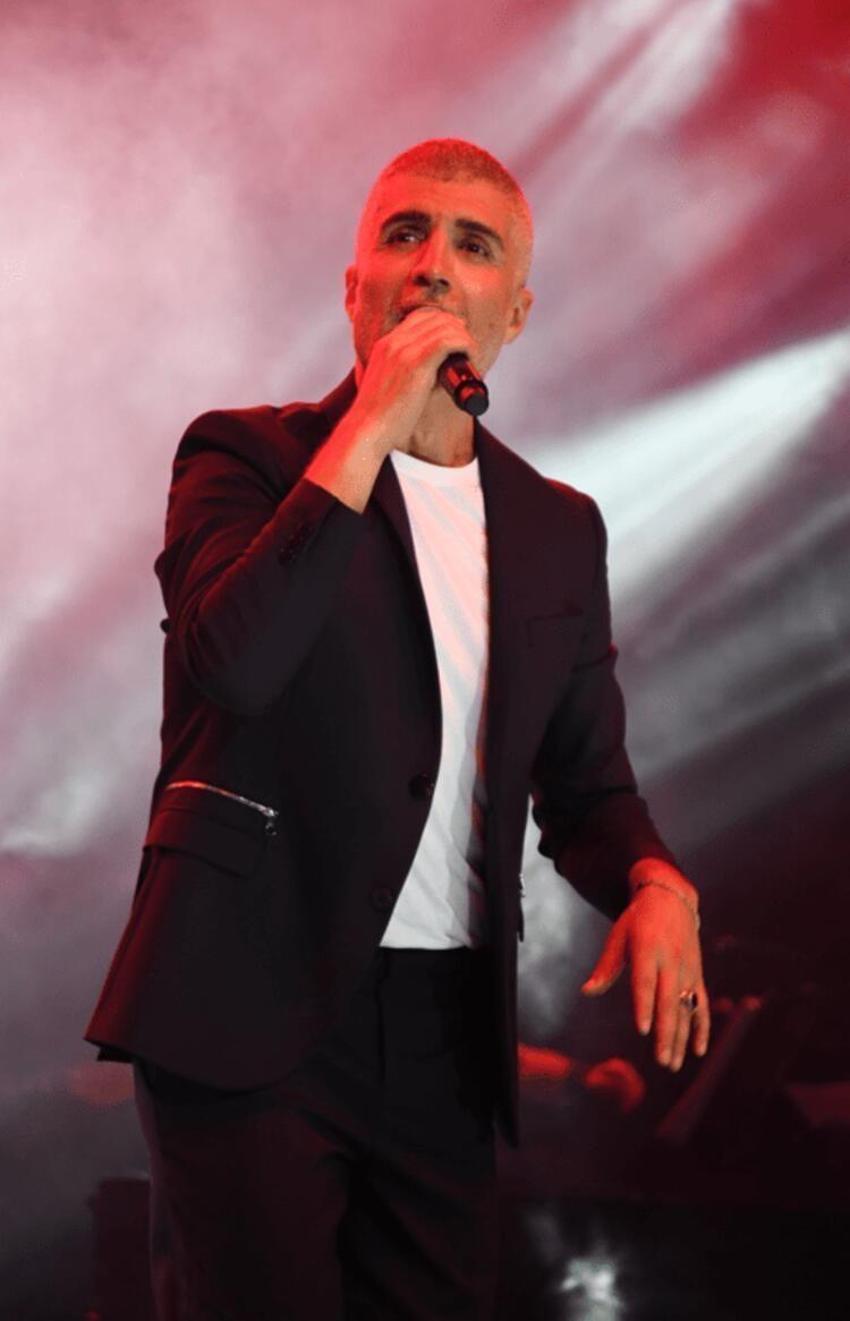 Özcan Deniz sahnede içini döktü! 'Para uğruna oğlumu benden kopartmaya çalışıyorlar'