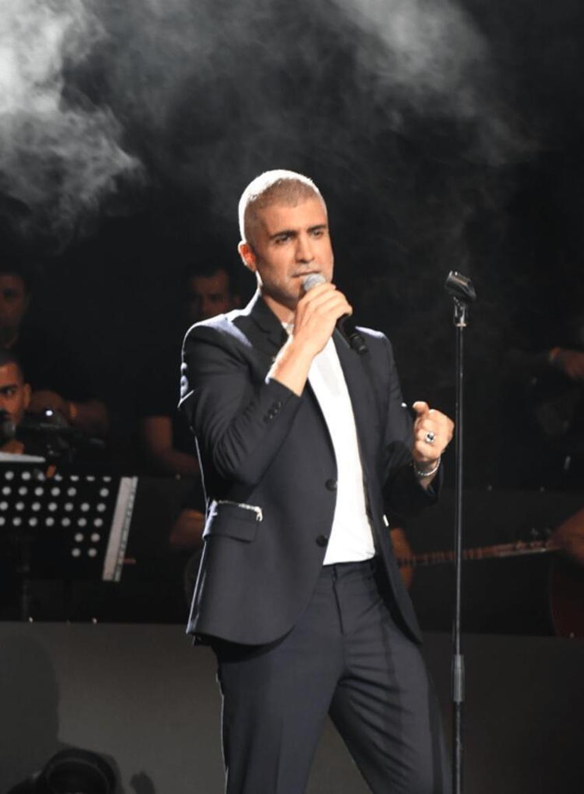 Özcan Deniz sahnede içini döktü! 'Para uğruna oğlumu benden kopartmaya çalışıyorlar'