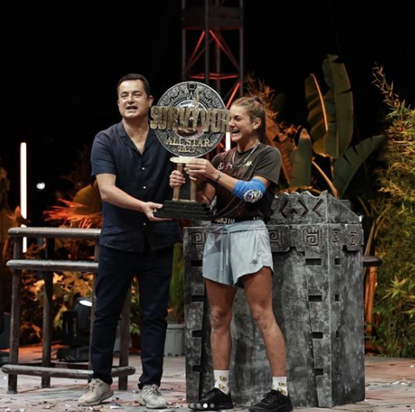 Survivor şampiyonu Nisa Bölükbaşı ve sevgilisi Ogeday Girişken'den sarmaş dolaş poz!