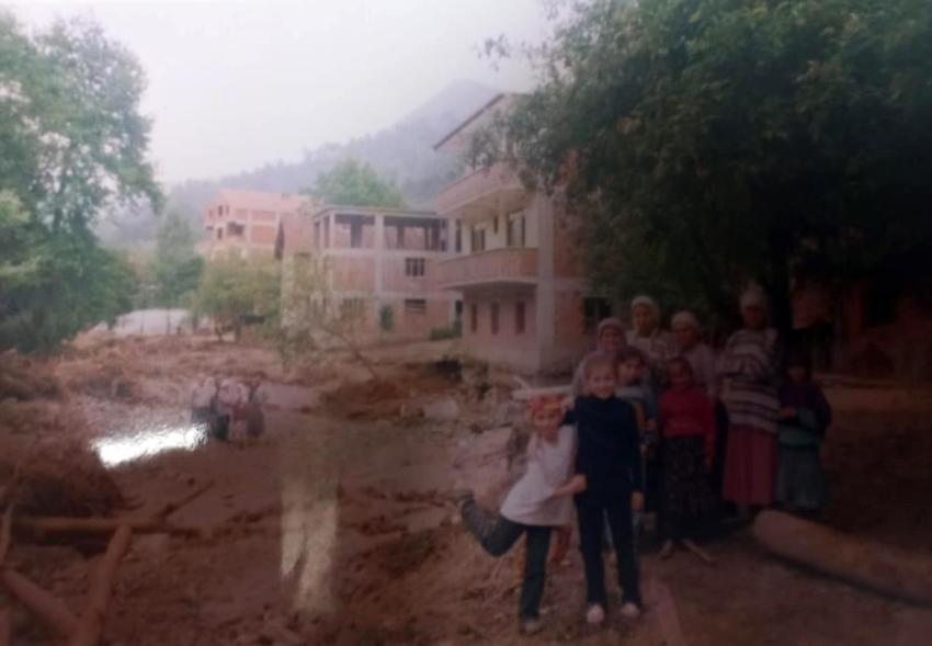 24 yıl önceki selde de yan yatan binanın kriko ile düzeltildiği ortaya çıktı