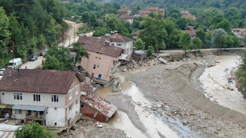 24 yıl önceki selde de yan yatan binanın kriko ile düzeltildiği ortaya çıktı