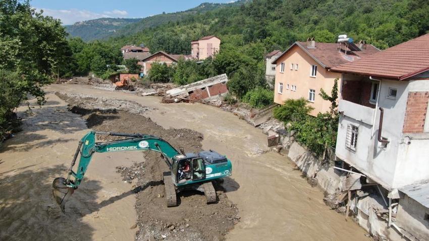 24 yıl önceki selde de yan yatan binanın kriko ile düzeltildiği ortaya çıktı